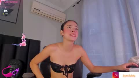 Snapshot of miia_bratz chatting on 09.18.25 miia_bratz online show from 09.18.25