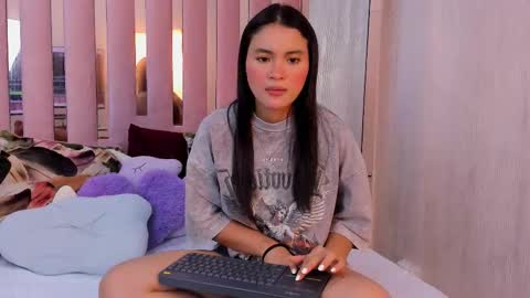 Mia  online show from 11.03.25