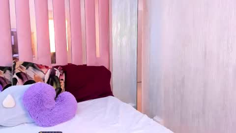 Mia  online show from 11.12.25