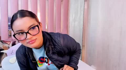 Mia  online show from 11.21.25