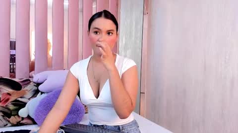 Mia  online show from 11.24.25