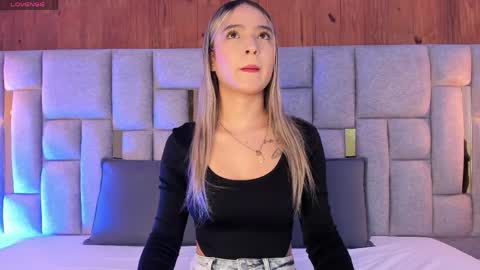 Snapshot of miia_reeves_ chatting on 04.28.26 Mia online show from 04.28.26