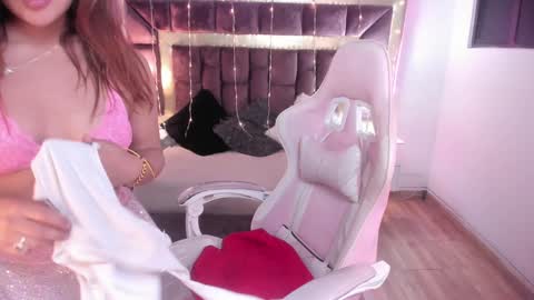 Snapshot of miia_thompson_1 chatting on 01.05.25 M I I A online show from 01.05.25