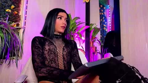 Snapshot of mikaelarangel chatting on 10.20.25 mikaelarangel online show from 10.20.25