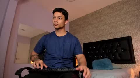 Snapshot of mike2_wills chatting on 12.13.24 Mike2 wills online show from 12.13.24