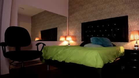 Snapshot of mike2_wills chatting on 12.19.24 Mike2 wills online show from 12.19.24