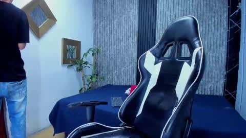 Snapshot of mike_0233 chatting on 11.12.25 Mike 0233 online show from 11.12.25