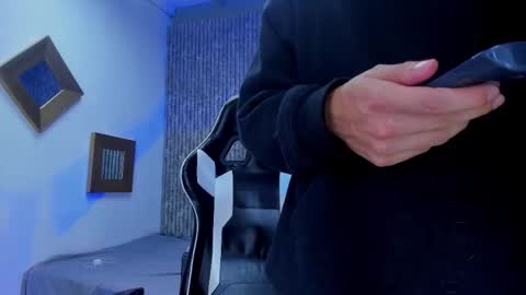 Snapshot of mike_0233 chatting on 12.02.25 Mike 0233 online show from 12.02.25