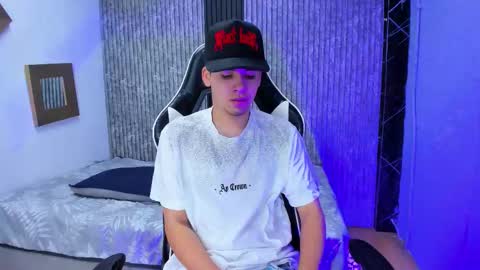 Snapshot of mike_0233 chatting on 12.19.25 Mike 0233 online show from 12.19.25