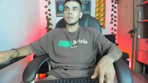 Snapshot of mikee_scooth chatting on 12.28.24 mikee_scooth online show from 12.28.24