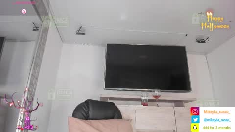 Mikeyla  online show from 10.10.25