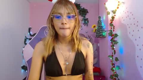 Snapshot of mikka_ela chatting on 11.28.25 Mikka 3 online show from 11.28.25