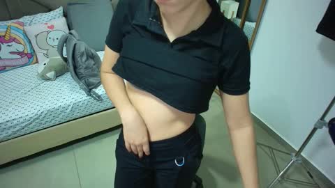 Snapshot of mila_kiitty chatting on 10.21.25 Milena online show from 10.21.25