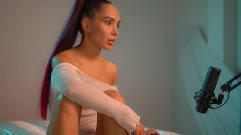 mila may  online show from 09.21.25