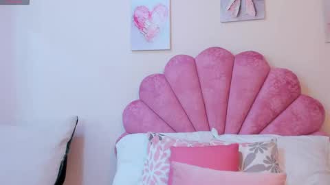Snapshot of milaaadams chatting on 05.19.26 mila online show from 05.19.26