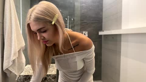 Snapshot of milabunny_ chatting on 05.19.26 Mila and u can call me sweet bunny online show from 05.19.26