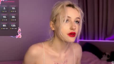 Snapshot of milaelin chatting on 01.12.26 Mila online show from 01.12.26