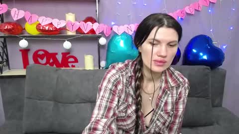 Snapshot of milaloona chatting on 02.13.25 Milaloona online show from 02.13.25