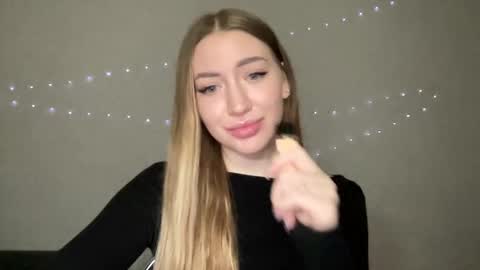 Snapshot of milanaaa_ chatting on 12.10.24 Milana online show from 12.10.24