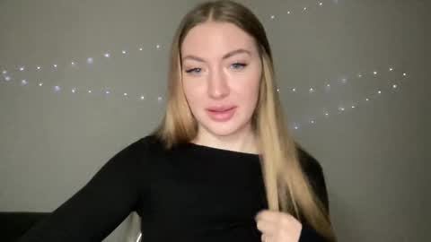 Snapshot of milanaaa_ chatting on 12.10.24 Milana online show from 12.10.24