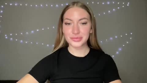 Snapshot of milanaaa_ chatting on 12.23.24 Milana online show from 12.23.24