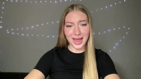 Snapshot of milanaaa_ chatting on 12.23.24 Milana online show from 12.23.24