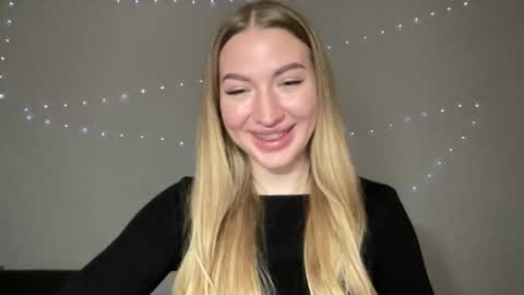 Snapshot of milanaaa_ chatting on 12.26.24 Milana online show from 12.26.24