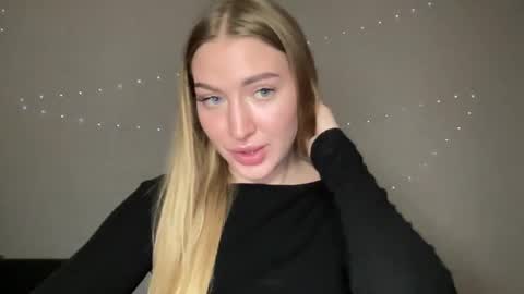 Snapshot of milanaaa_ chatting on 12.26.24 Milana online show from 12.26.24