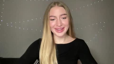 Snapshot of milanaaa_ chatting on 12.27.24 Milana online show from 12.27.24