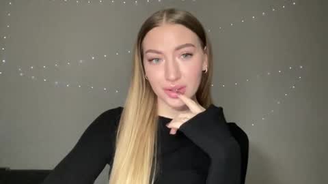 Snapshot of milanaaa_ chatting on 12.28.24 Milana online show from 12.28.24