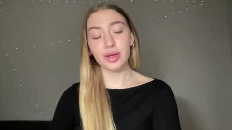 Snapshot of milanaaa_ chatting on 12.28.24 Milana online show from 12.28.24