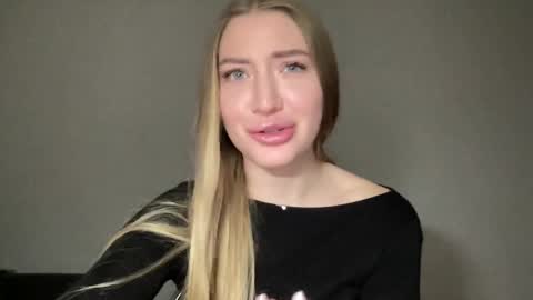 Snapshot of milanaaa_ chatting on 12.28.24 Milana online show from 12.28.24