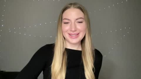 Snapshot of milanaaa_ chatting on 12.29.24 Milana online show from 12.29.24