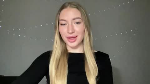 Snapshot of milanaaa_ chatting on 12.29.24 Milana online show from 12.29.24