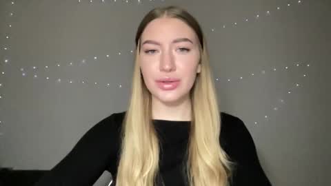 Snapshot of milanaaa_ chatting on 12.30.24 Milana online show from 12.30.24