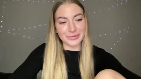 Snapshot of milanaaa_ chatting on 12.30.24 Milana online show from 12.30.24