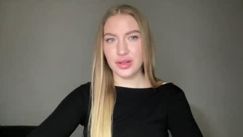 Snapshot of milanaaa_ chatting on 01.10.25 Milana online show from 01.10.25