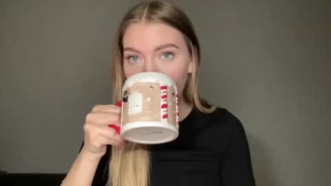 Snapshot of milanaaa_ chatting on 01.10.25 Milana online show from 01.10.25