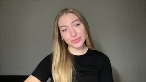 Snapshot of milanaaa_ chatting on 01.11.25 Milana online show from 01.11.25