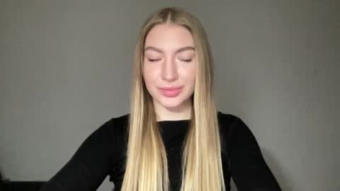 Snapshot of milanaaa_ chatting on 01.12.25 Milana online show from 01.12.25