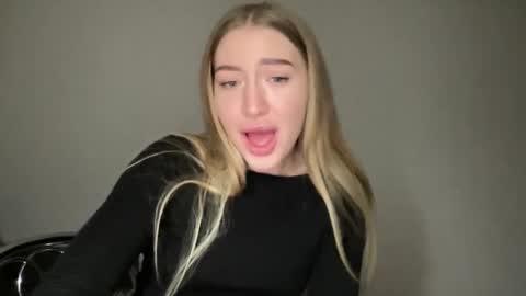 Snapshot of milanaaa_ chatting on 01.12.25 Milana online show from 01.12.25