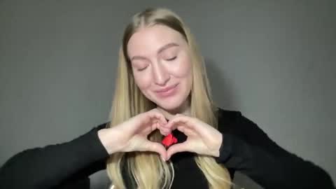 Snapshot of milanaaa_ chatting on 01.13.25 Milana online show from 01.13.25