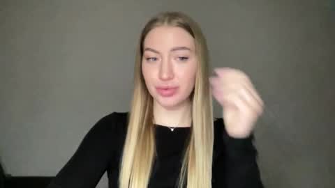 Snapshot of milanaaa_ chatting on 01.14.25 Milana online show from 01.14.25