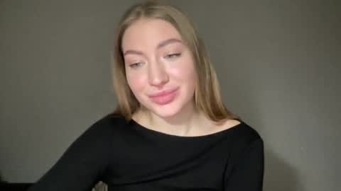 Snapshot of milanaaa_ chatting on 01.15.25 Milana online show from 01.15.25