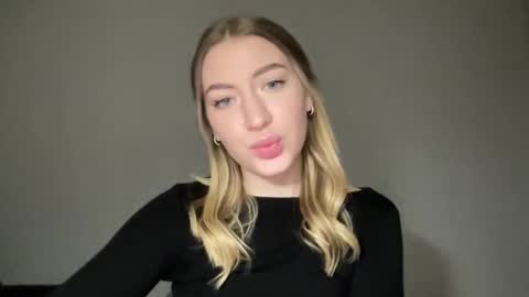 Snapshot of milanaaa_ chatting on 01.16.25 Milana online show from 01.16.25