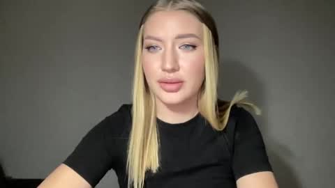 Snapshot of milanaaa_ chatting on 01.17.25 Milana online show from 01.17.25