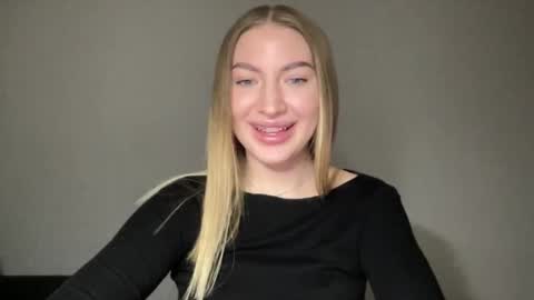 Snapshot of milanaaa_ chatting on 01.19.25 Milana online show from 01.19.25