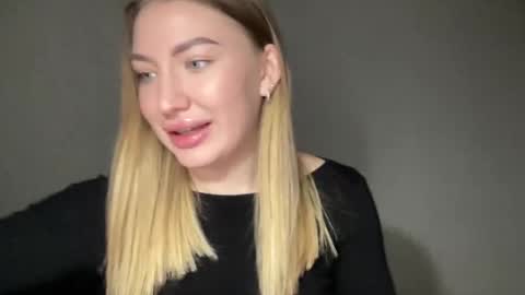 Snapshot of milanaaa_ chatting on 01.21.25 Milana online show from 01.21.25