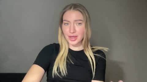 Snapshot of milanaaa_ chatting on 01.22.25 Milana online show from 01.22.25