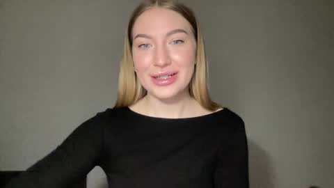 Snapshot of milanaaa_ chatting on 02.02.25 Milana online show from 02.02.25